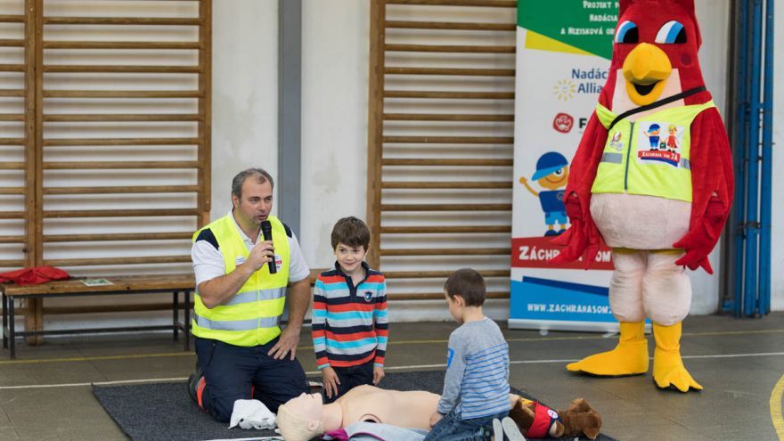 Na kurzy prvej pomoci s deťmi dohliada aj maskot sokol Falko